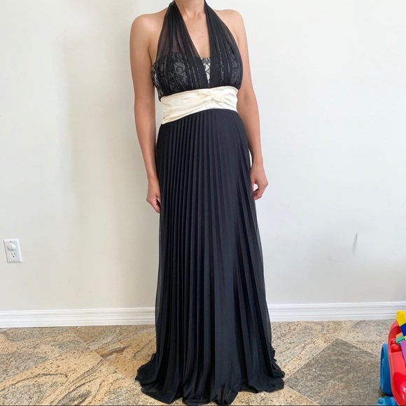 Formal dress - Picture 1 of 8